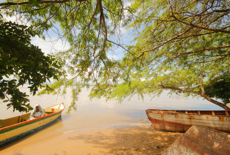 Kolumbien Reisen | Boote am Strand, La Guajira
